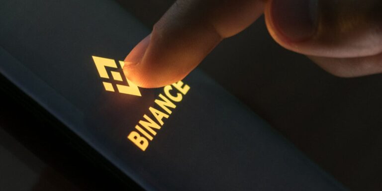 binance logo smartphone gID 7