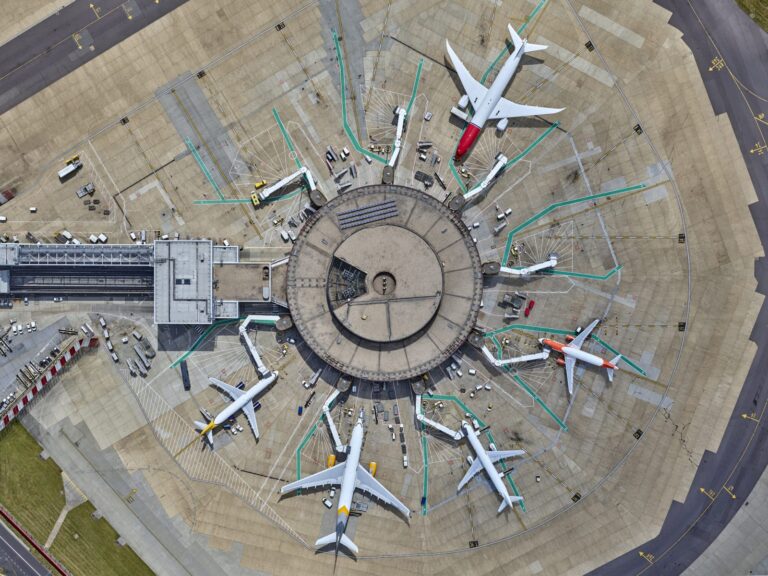 Airport facilities and infrastructure Pier 3 London Gatwick Airport aerial view JMilstein.jpg e17398