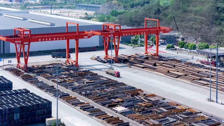 108135852 1745472673282 gettyimages 2210629748 China us Tariffs